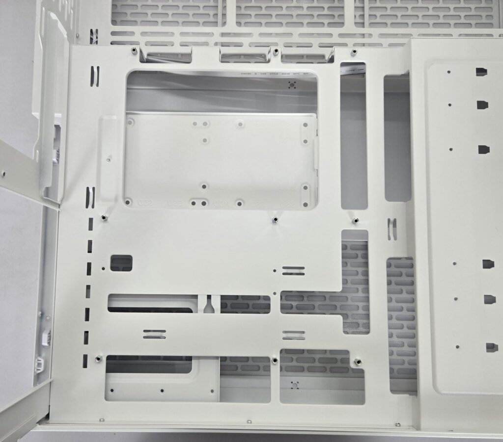 Thermaltake CTE E550 TG Snow Edition Review 40 Thermaltake CTE E550 TG Snow Side View 9