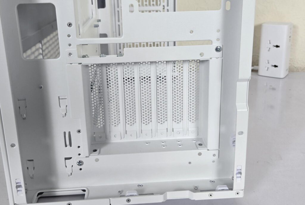Thermaltake CTE E550 TG Snow Edition Review 21 Thermaltake CTE E550 TG Snow Top View 7