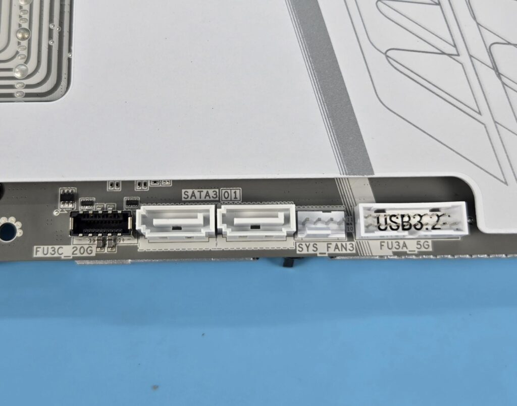 GIGABYTE X870 AORUS STEALTH ICE Review 21 X870 AORUS Stealth ICE Connectors 4