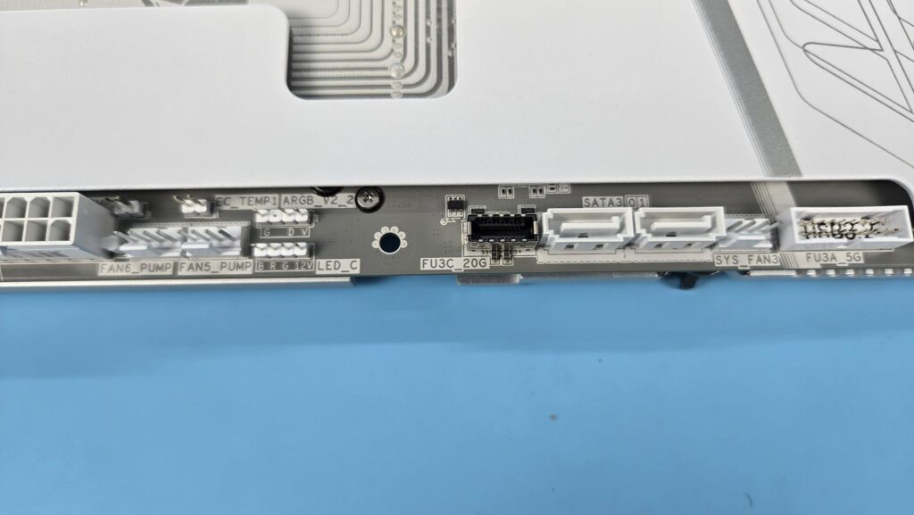 GIGABYTE X870 AORUS STEALTH ICE Review 48 X870 AORUS Stealth ICE Connectors 5