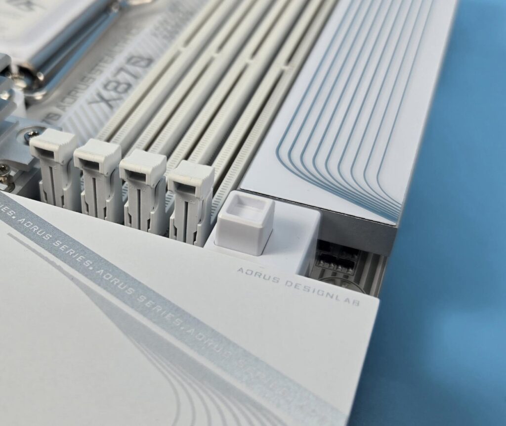 GIGABYTE X870 AORUS STEALTH ICE Review 23 X870 AORUS Stealth ICE PCIe Latch