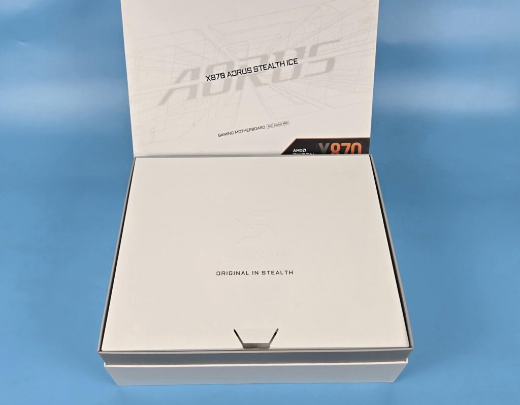 GIGABYTE X870 AORUS STEALTH ICE Review 4 X870 AORUS Stealth ICE Packing Box 2