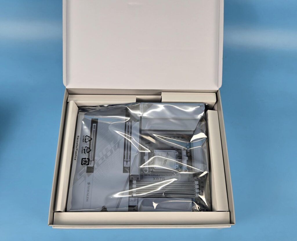 GIGABYTE X870 AORUS STEALTH ICE Review 6 X870 AORUS Stealth ICE Packing Box 4