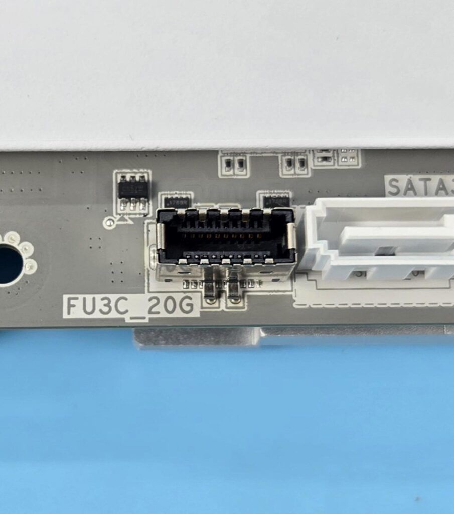 GIGABYTE X870 AORUS STEALTH ICE Review 26 X870 AORUS Stealth ICE USB Port