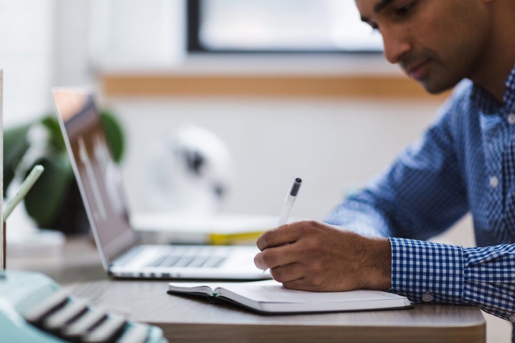 Smart Ways to Manage Tasks on Your Computer 1 man 2562325 1280