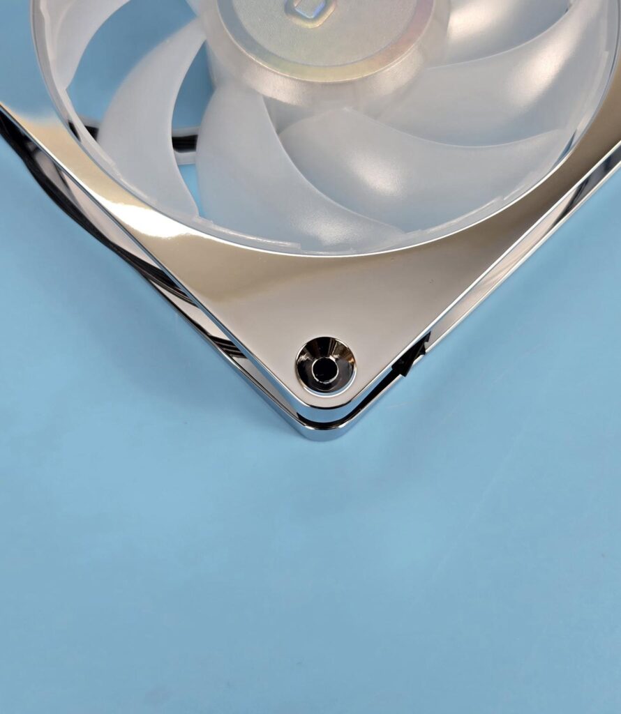 Alphacool Apex Stealth Metal Aurora 2600 - Chrome Fans Review 12 Alphacool Apex Stealth Metal Fan Mounting Corner