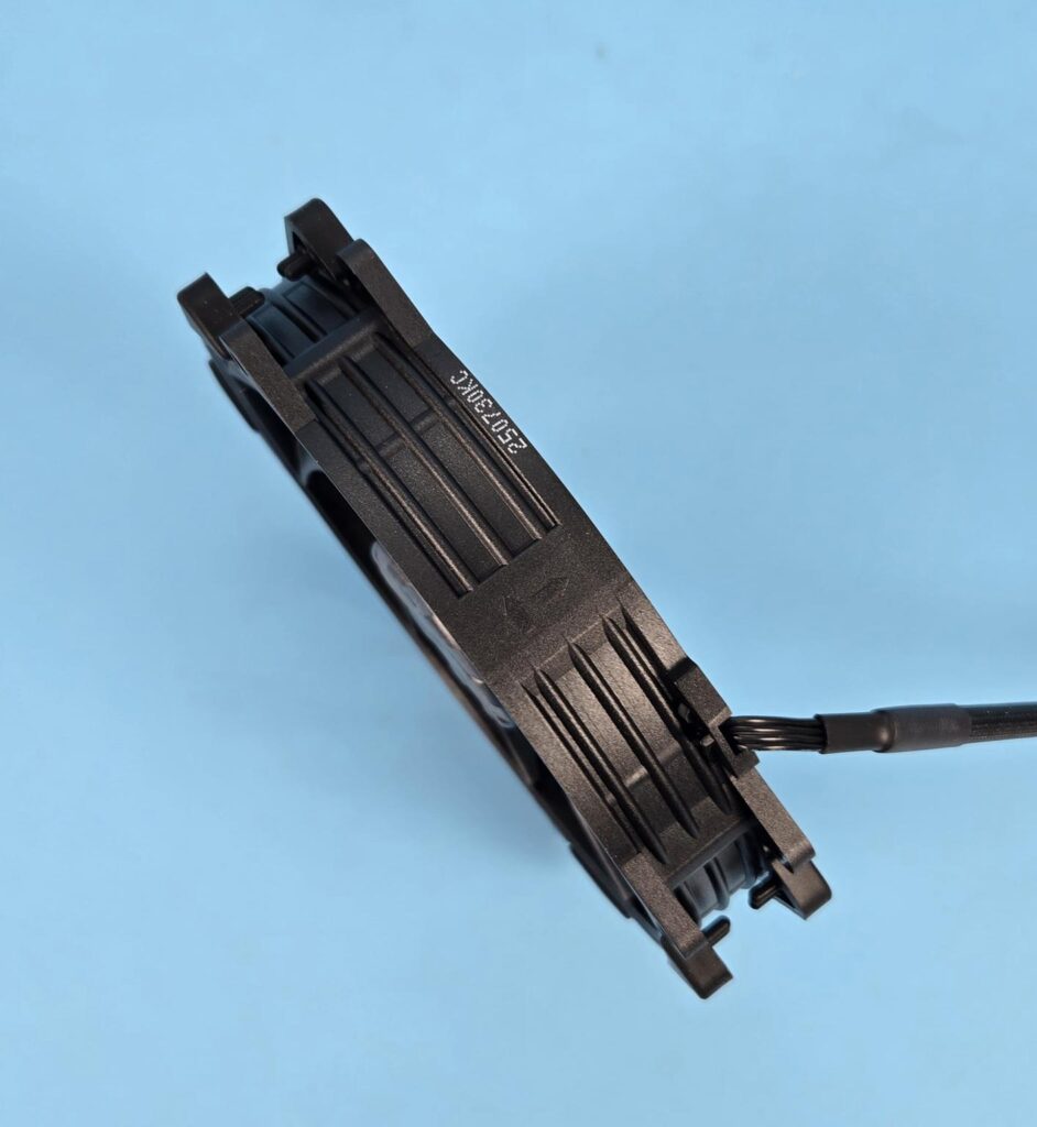 Noctua NF A14x25r G2 chromax.black Fan Side View 1
