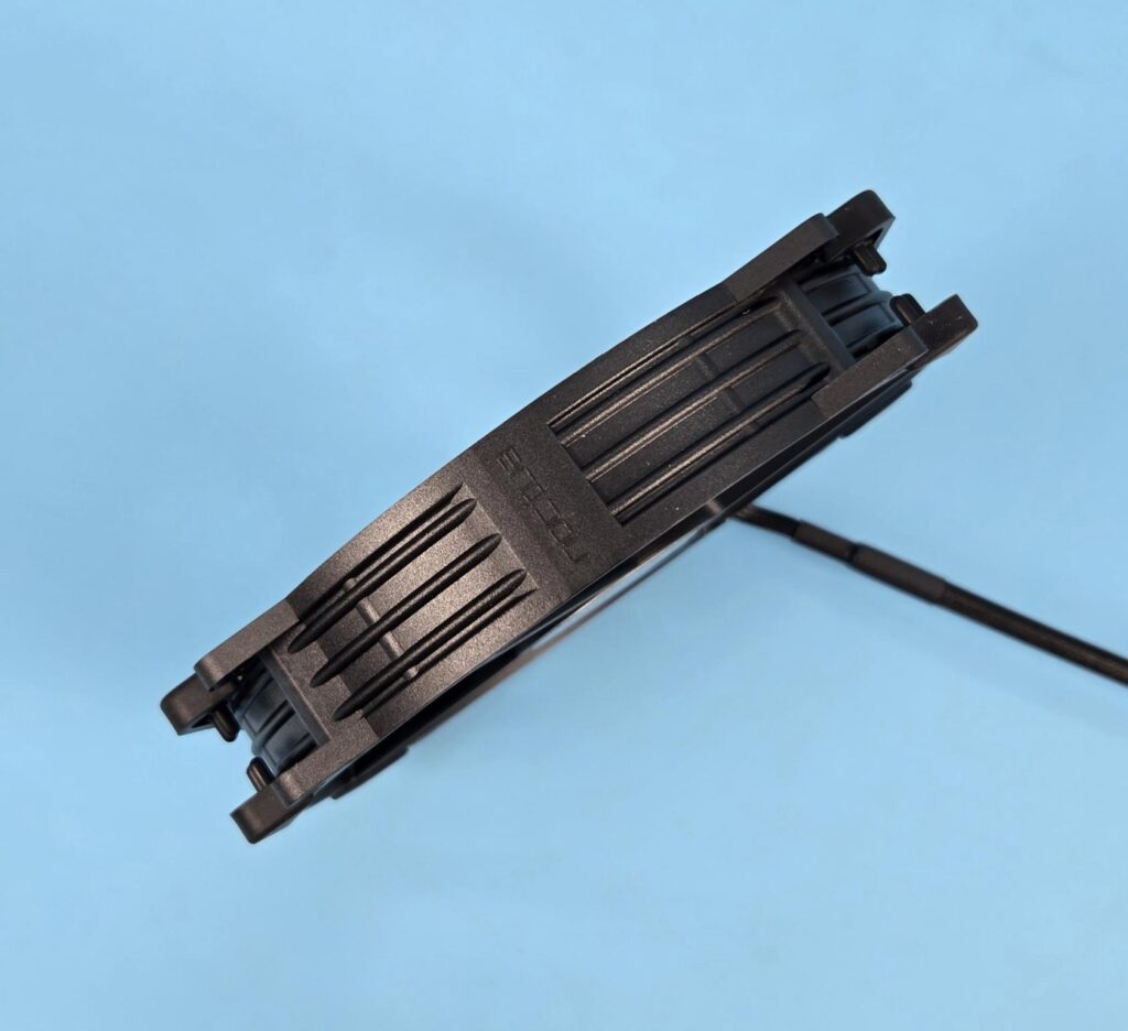 Noctua NF A14x25r G2 chromax.black Fan Side View 2