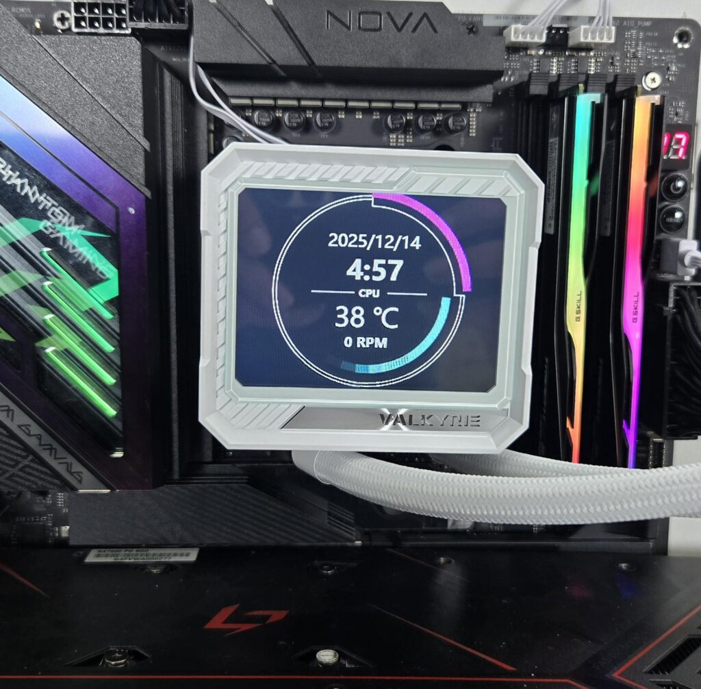 Valkyrie V360 LCD ARGB White Review: Beauty and Beast 64 Valkyrie V360 LCD White Display 10