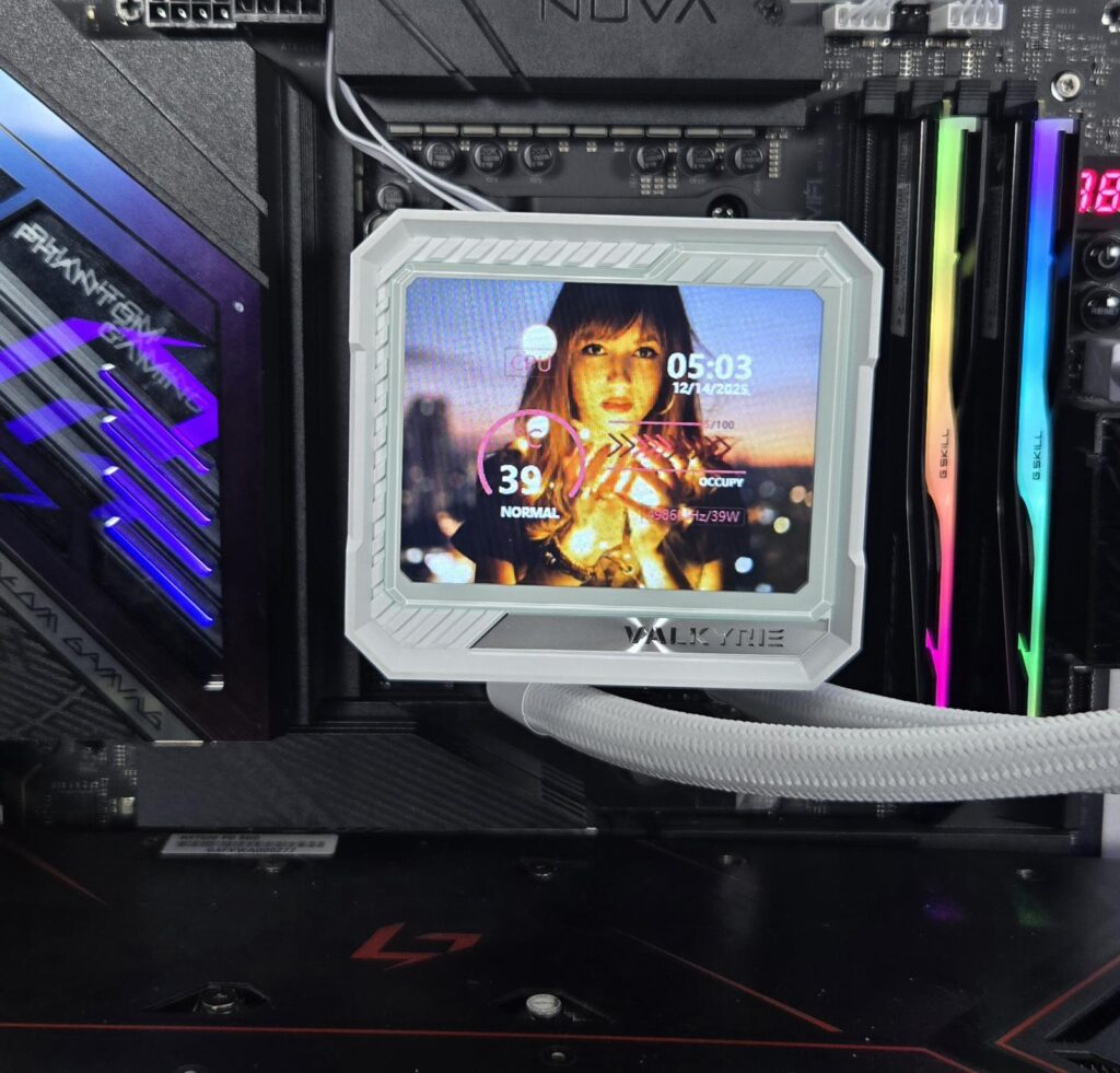 Valkyrie V360 LCD ARGB White Review: Beauty and Beast 67 Valkyrie V360 LCD White Display 13