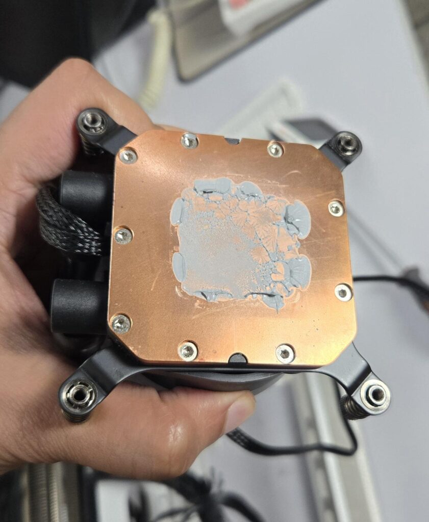 ARCTIC MX-7 Thermal Paste Review: A True Successor of MX-4! 8 Arctic MX7 Paste 2