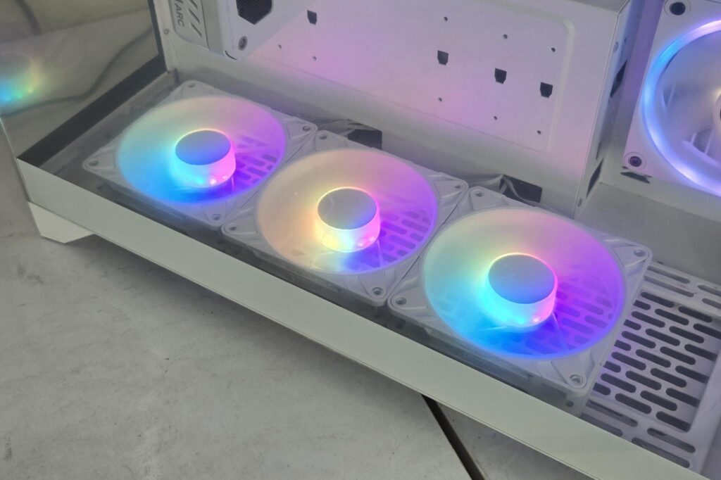 ARCTIC P12/P14 Pro Reverse ARGB White Fans: Power Horse 19 Arctic P12 Pro Reverse ARGB RGB 4