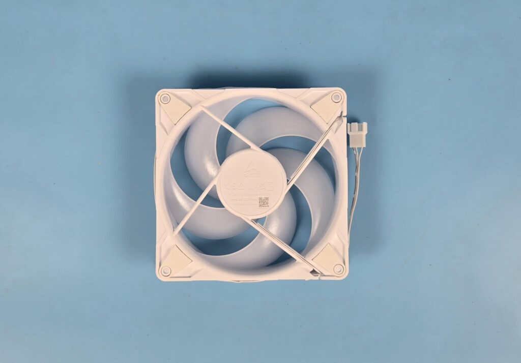 ARCTIC P12/P14 Pro Reverse ARGB White Fans: Power Horse 11 Arctic P14 Pro Reverse ARGB Back View