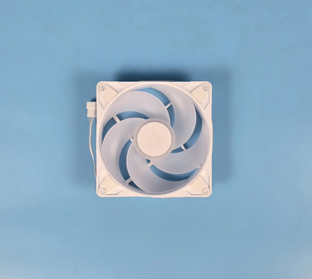 ARCTIC P12/P14 Pro Reverse ARGB White Fans: Power Horse 7 Arctic P14 Pro Reverse ARGB Front view