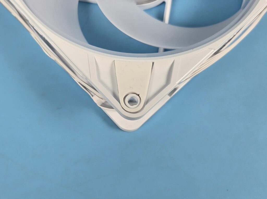 ARCTIC P12/P14 Pro Reverse ARGB White Fans: Power Horse 9 Arctic P14 Pro Reverse ARGB Mounting Corner