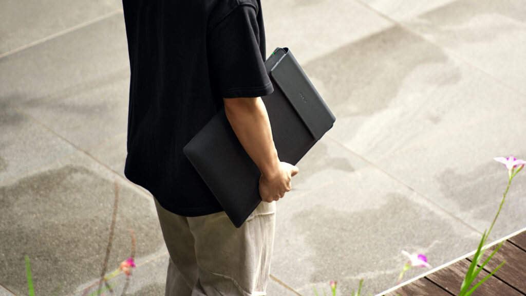 Razer brings a smart laptop sleeve with wireless charging 3 Razer laptop sleeve 2