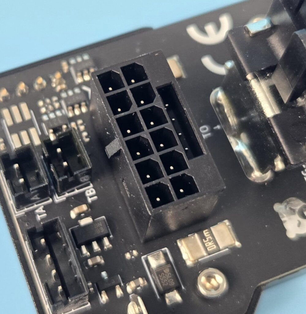Thermal Grizzly WireView Pro Review - A Must Have for your Peace of Mind 9 Thermal Grizzly WireView Pro Connector 1