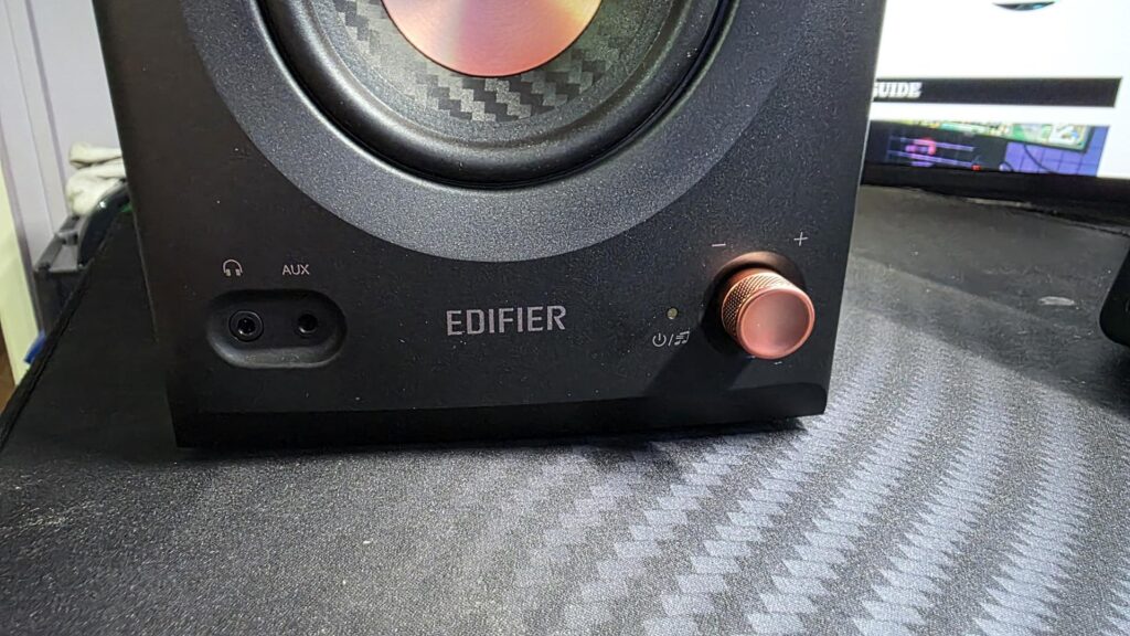 EDIFIER MR5 Studio Monitor Speakers Review - Best Budget-Friendly Studio Monitors? 6 Edifier MR5 power/volume know and audio inputs