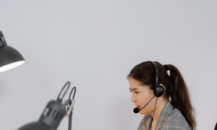 How Shopify live chat 24/7 support helps online stores sell with less friction