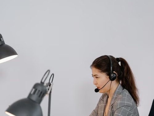 How Shopify live chat 24/7 support helps online stores sell with less friction