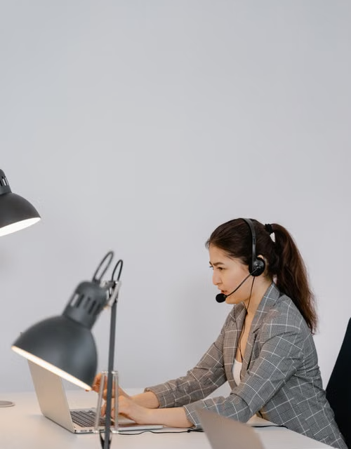 How Shopify live chat 24/7 support helps online stores sell with less friction